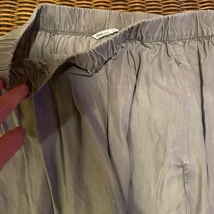 Crinkly knee or just below Gap gray skirt